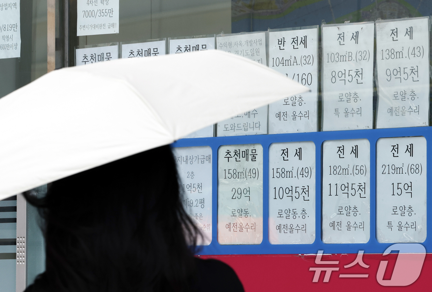 (서울=뉴스1) 최지환 기자 = 11일 서울부동산정보광장에 따르면 지난 6월 서울 아파트 월세 계약은 9954건으로 전세 계약(8114건)보다 37.8% 급감했다. 8·3 세제 개 …