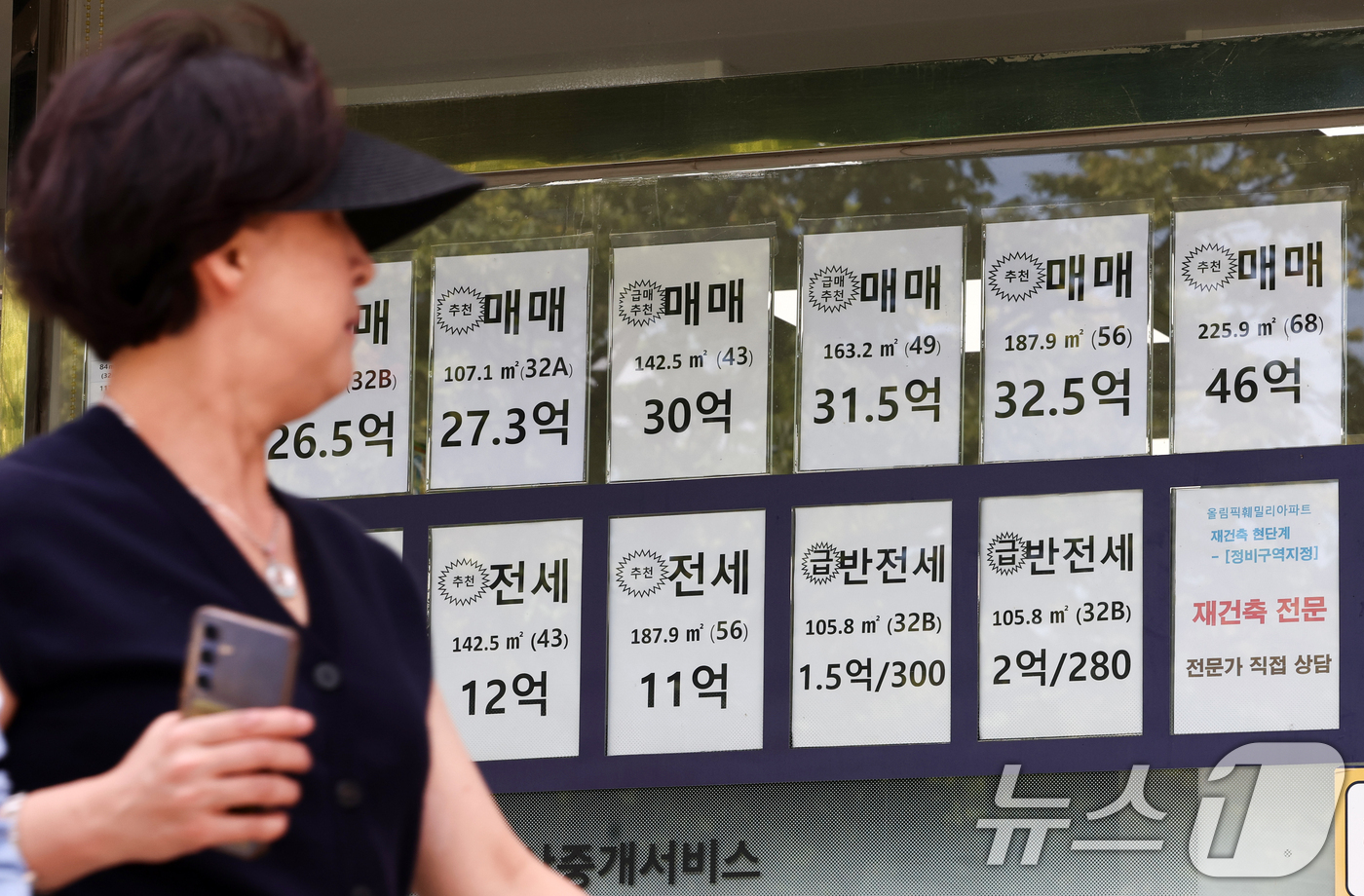 (서울=뉴스1) 최지환 기자 = 11일 서울부동산정보광장에 따르면 지난 6월 서울 아파트 월세 계약은 9954건으로 전세 계약(8114건)보다 37.8% 급감했다. 8·3 세제 개 …