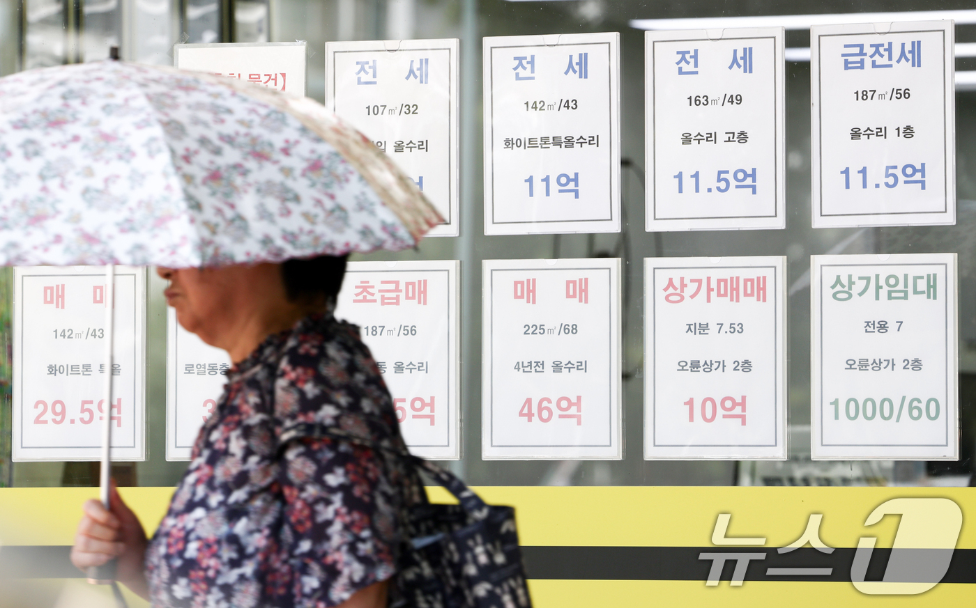 (서울=뉴스1) 최지환 기자 = 11일 서울부동산정보광장에 따르면 지난 6월 서울 아파트 월세 계약은 9954건으로 전세 계약(8114건)보다 37.8% 급감했다. 8·3 세제 개 …
