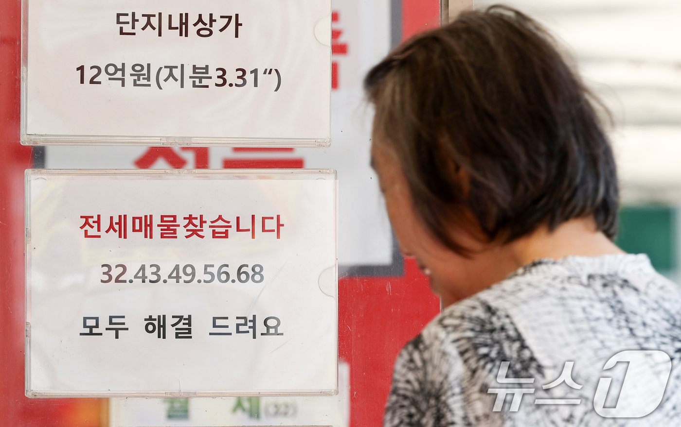(서울=뉴스1) 최지환 기자 = 11일 서울부동산정보광장에 따르면 지난 6월 서울 아파트 월세 계약은 9954건으로 전세 계약(8114건)보다 37.8% 급감했다. 8·3 세제 개 …