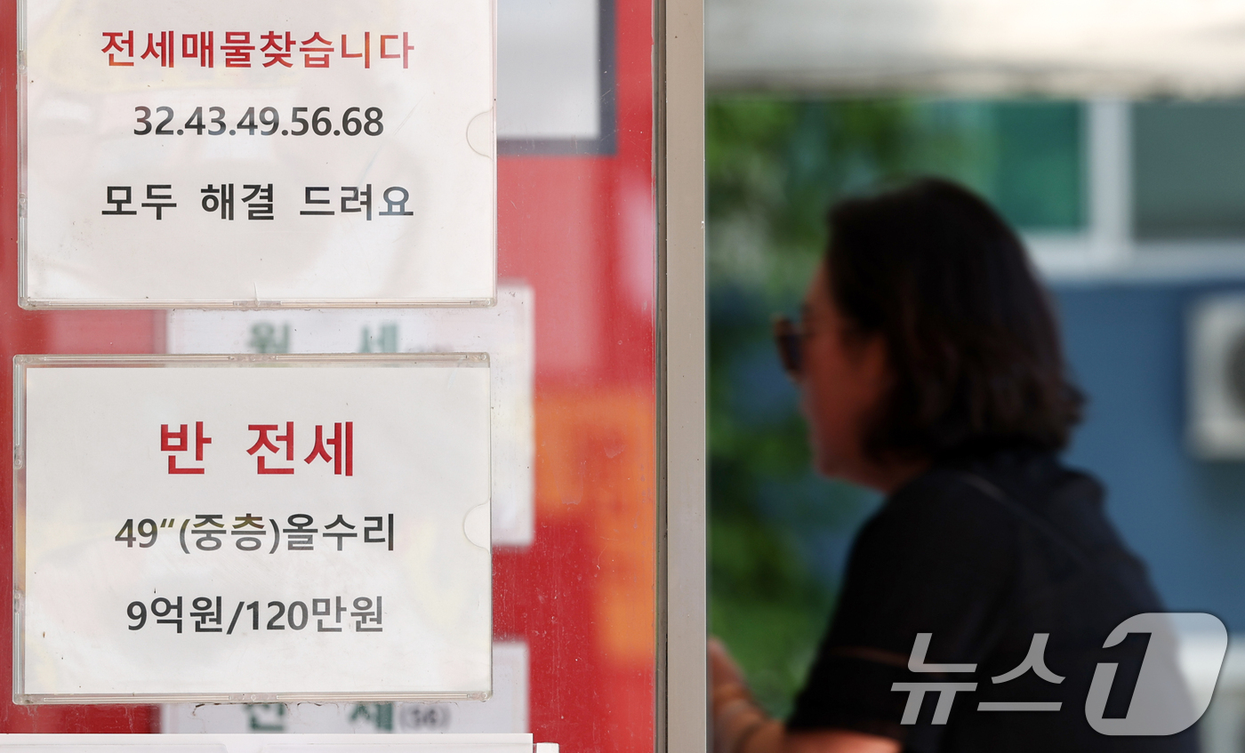 (서울=뉴스1) 최지환 기자 = 11일 서울부동산정보광장에 따르면 지난 6월 서울 아파트 월세 계약은 9954건으로 전세 계약(8114건)보다 37.8% 급감했다. 8·3 세제 개 …