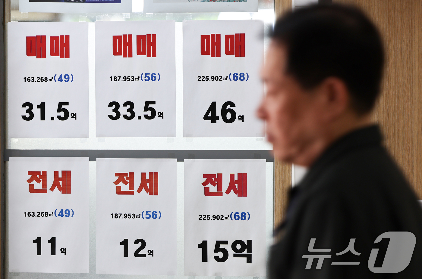(서울=뉴스1) 최지환 기자 = 11일 서울부동산정보광장에 따르면 지난 6월 서울 아파트 월세 계약은 9954건으로 전세 계약(8114건)보다 37.8% 급감했다. 8·3 세제 개 …