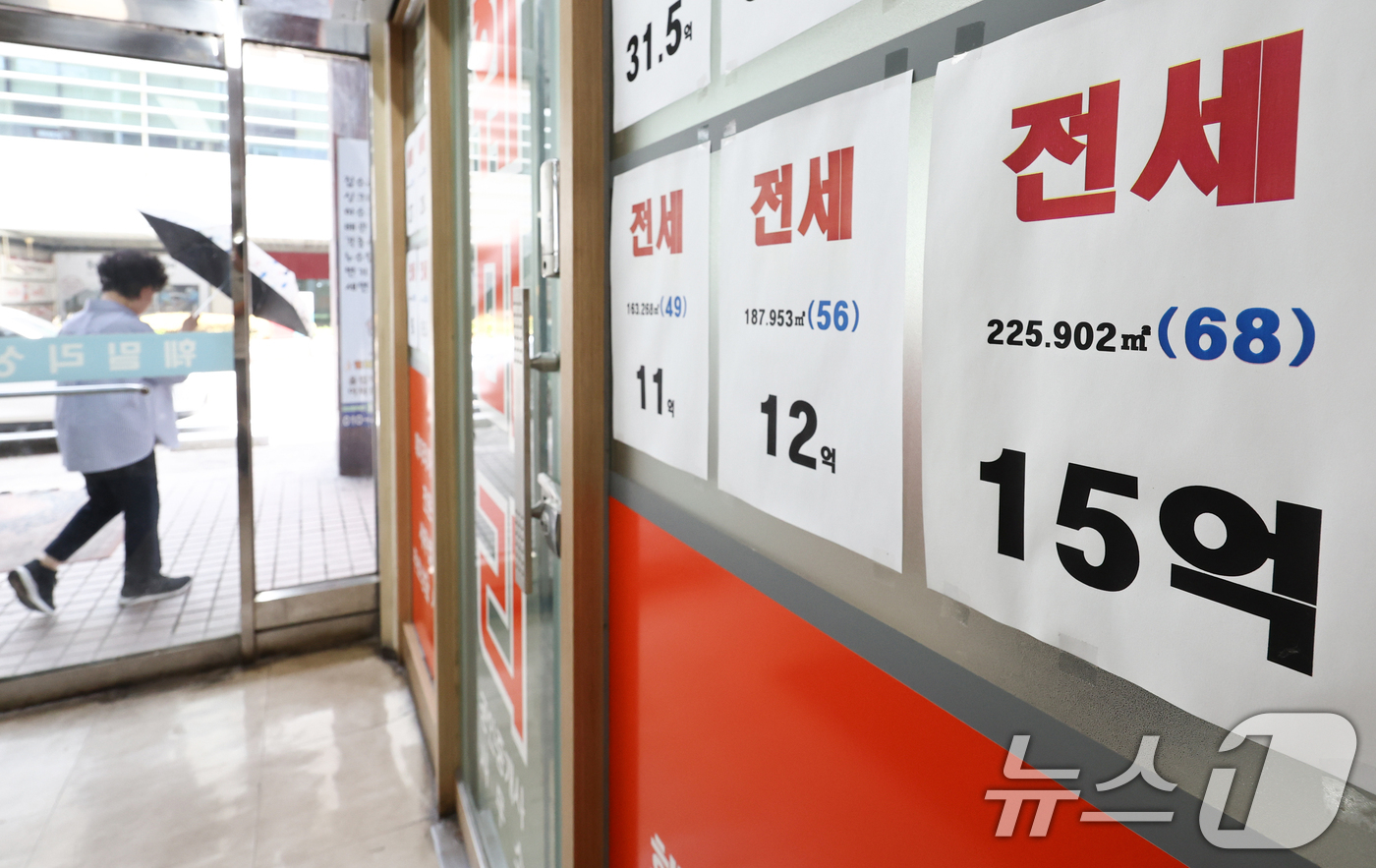 (서울=뉴스1) 최지환 기자 = 11일 서울부동산정보광장에 따르면 지난 6월 서울 아파트 월세 계약은 9954건으로 전세 계약(8114건)보다 37.8% 급감했다. 8·3 세제 개 …