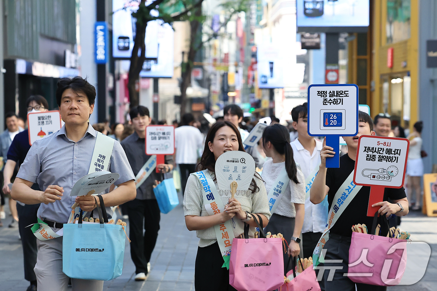 (서울=뉴스1) 박정호 기자 = 기후에너지환경부와 에너지공단, 명동관광특구협의회 관계자 등이 11일 오후 서울시 중구 명동 일대에서 개문냉방 계도 및 거리캠페인을 펼치고 있다. …