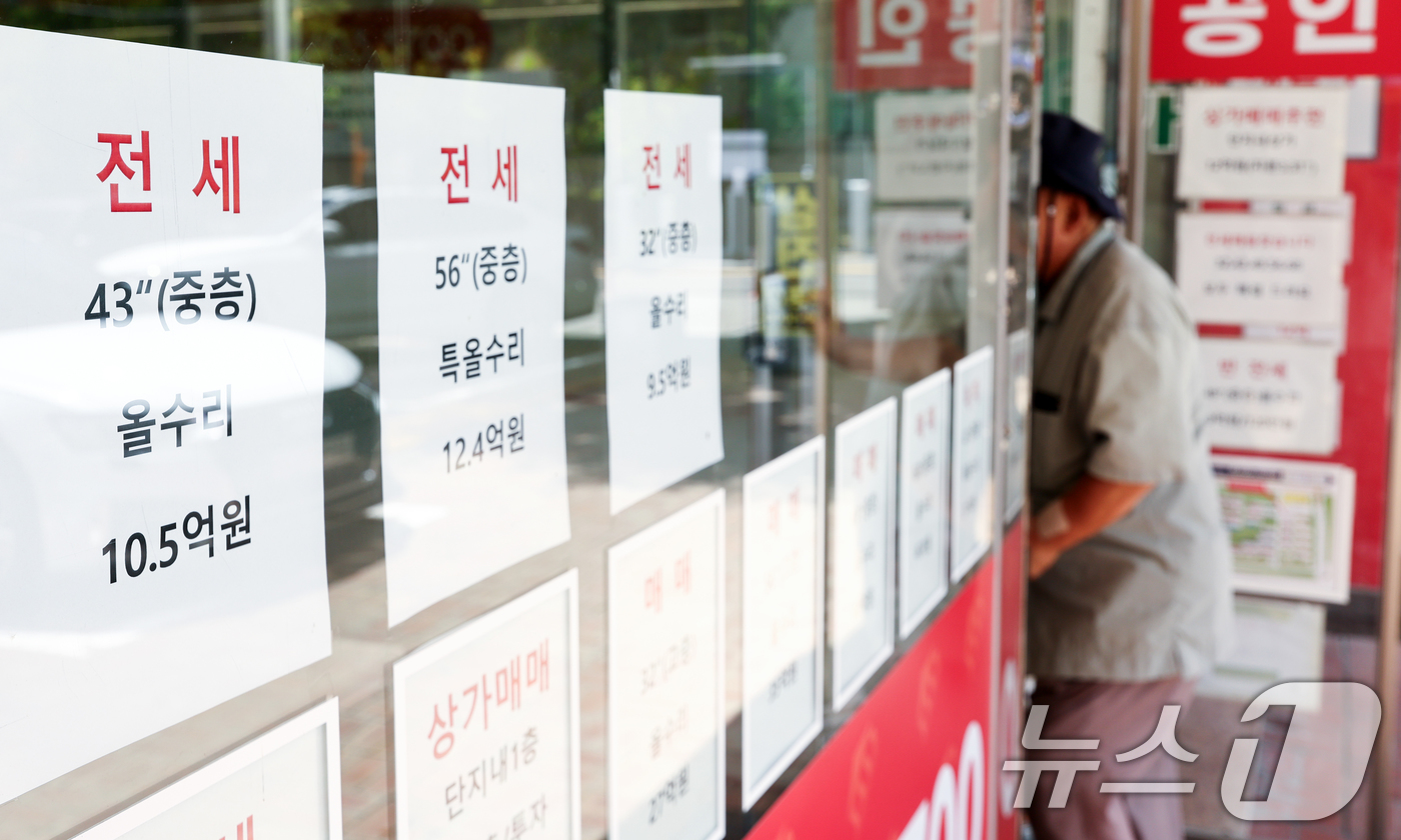 (서울=뉴스1) 최지환 기자 = 11일 서울부동산정보광장에 따르면 지난 6월 서울 아파트 월세 계약은 9954건으로 전세 계약(8114건)보다 37.8% 급감했다. 8·3 세제 개 …
