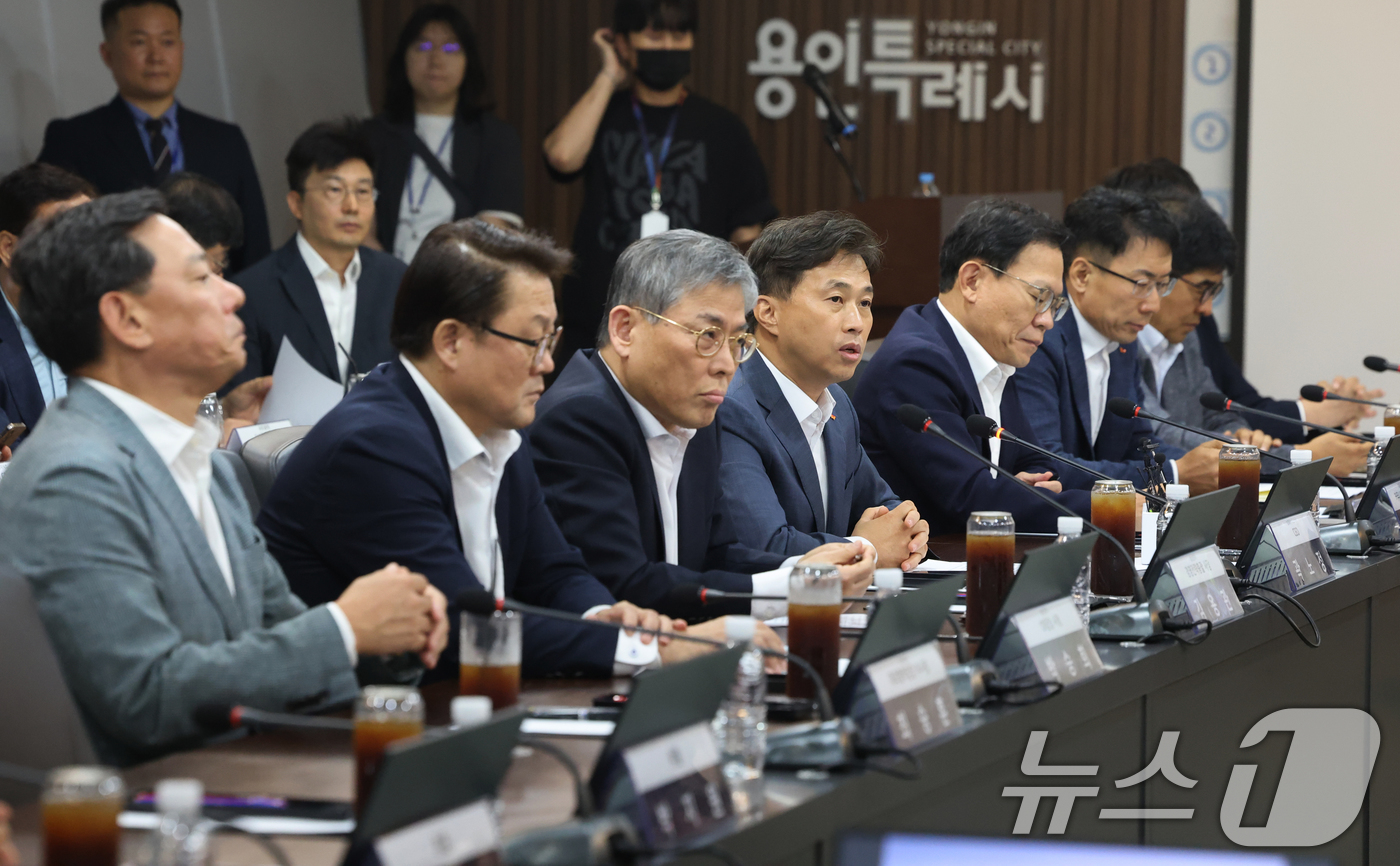 (용인=뉴스1) 국회사진기자단 = 곽노정 SK하이닉스 CEO가 11일 오후 경기 용인 일반산단 및 국가산단에서 열린 더불어민주당 3대 메가프로젝트 지원 특별위원회 현장 간담회에서 …