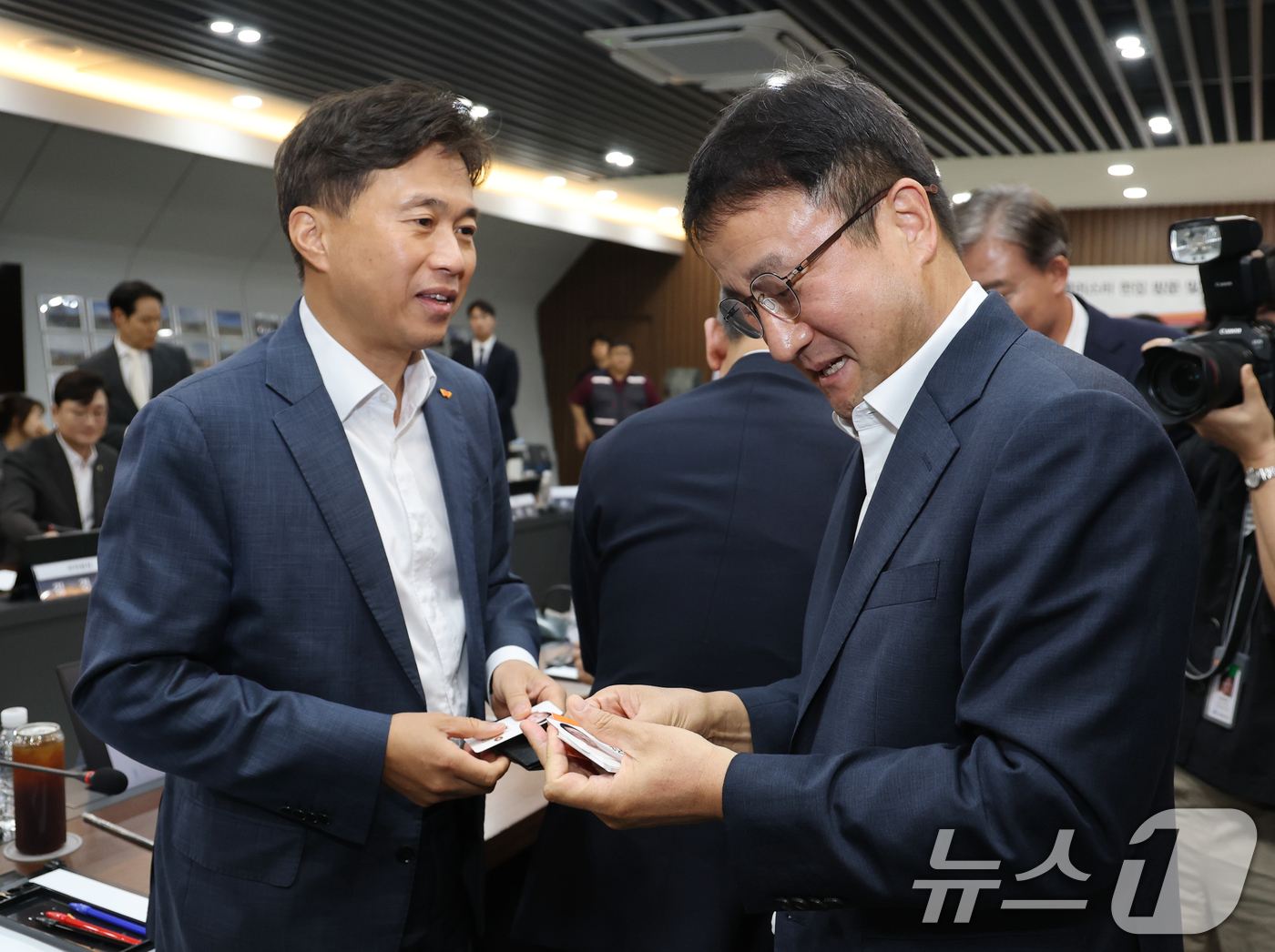 (용인=뉴스1) 국회사진기자단 = 한병도 특위 위원장과 SK하이닉스 곽노정 CEO가 11일 오후 경기 용인 일반산단 및 국가산단에서 열린 더불어민주당 3대 메가프로젝트 지원 특별위 …