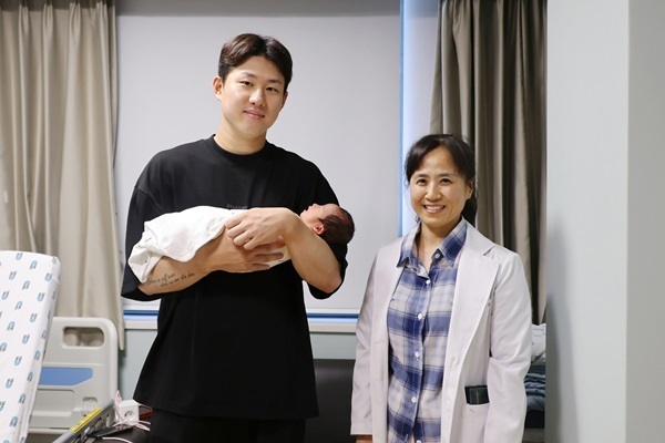 KT 최원준, 결혼 3년 만에 아빠 됐다…첫딸 품에 안아
