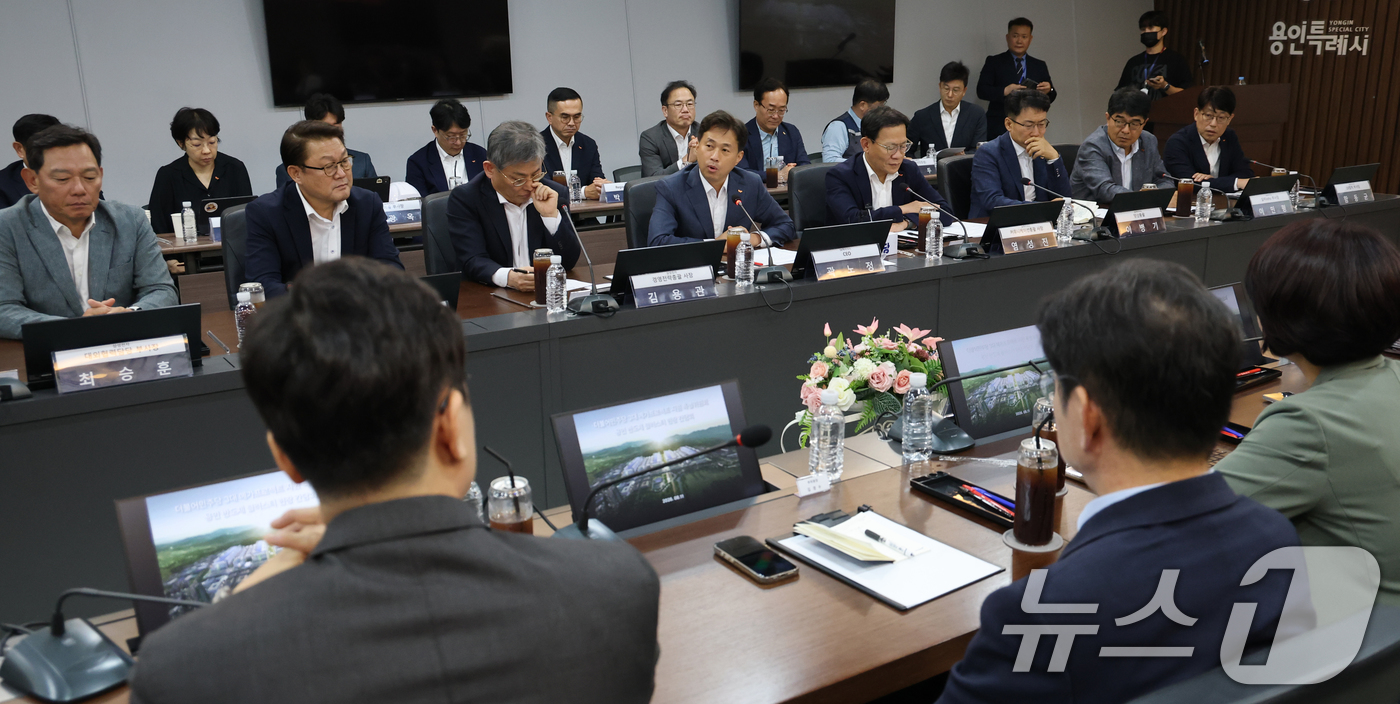 (용인=뉴스1) 국회사진기자단 = 곽노정 SK하이닉스 CEO가 11일 오후 경기 용인 일반산단 및 국가산단에서 열린 더불어민주당 3대 메가프로젝트 지원 특별위원회 현장 간담회에서 …