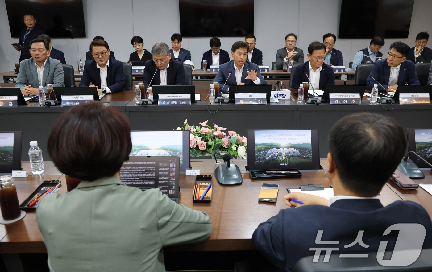 (용인=뉴스1) 국회사진기자단 = 곽노정 SK하이닉스 CEO가 11일 오후 경기 용인 일반산단 및 국가산단에서 열린 더불어민주당 3대 메가프로젝트 지원 특별위원회 현장 간담회에서 …