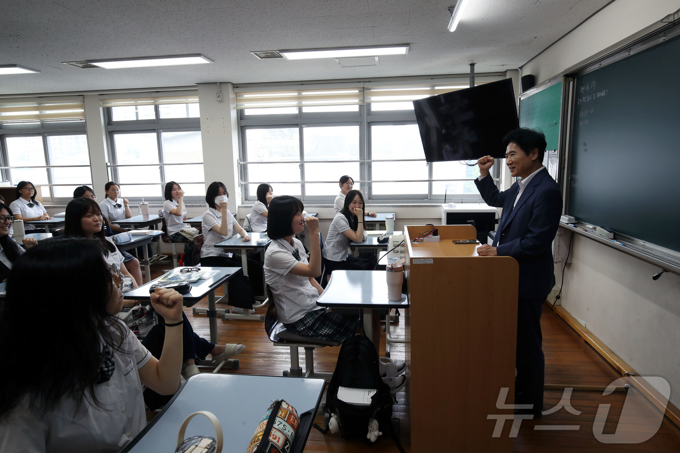 (광주=뉴스1) 조수민 기자 = 대학수학능력시험을 100일 앞둔 11일 오후 전남광주통합특별시 서구 상일여자고등학교에서 김대중 교육감이 3학년 수험생들에게 응원 메시지를 전하고 있 …