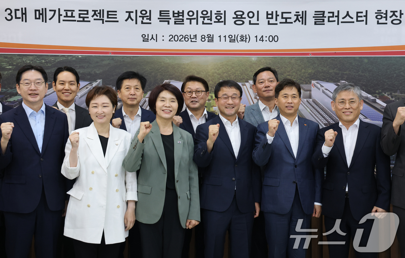 (용인=뉴스1) 국회사진기자단 = 한병도 특위 위원장, SK하이닉스 곽노정 CEO를 비롯한 의원들고 참석자들이 11일 오후 경기 용인 일반산단 및 국가산단에서 열린 더불어민주당 3 …