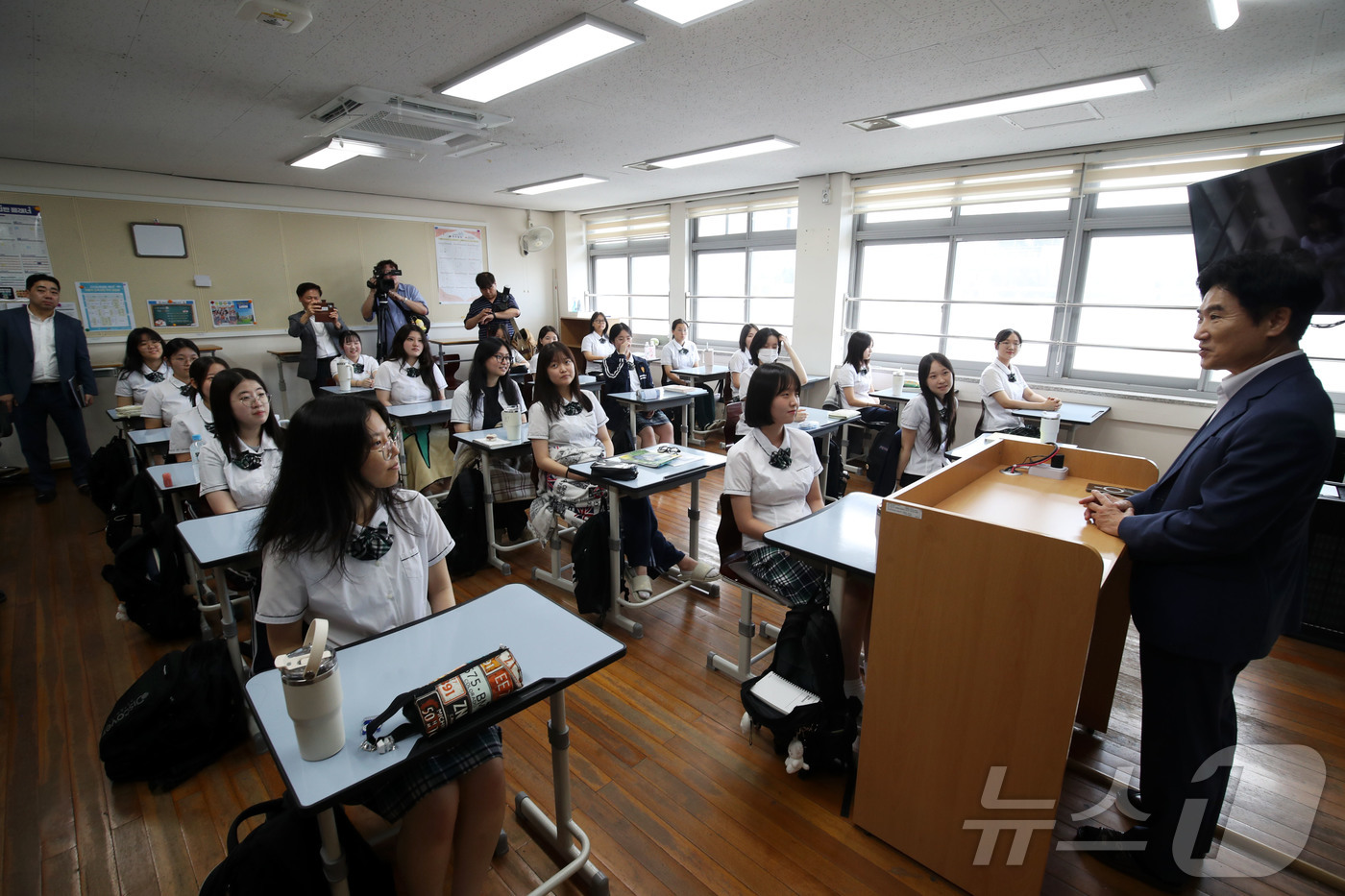 (광주=뉴스1) 조수민 기자 = 대학수학능력시험을 100일 앞둔 11일 오전 전남광주통합특별시 서구 상일여자고등학교에서 김대중 교육감이 3학년 수험생들에게 응원의 메시지를 전하고 …