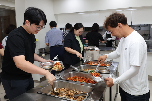 흉기 난동 피해 상인 '생선' 사들인 무주군 직원들 '훈훈'