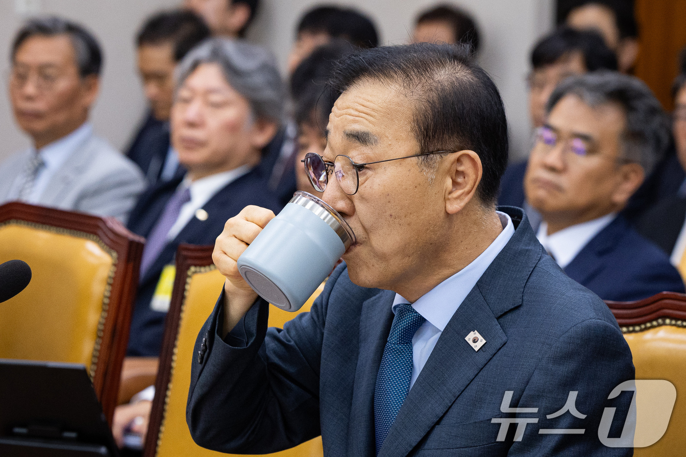 (서울=뉴스1) 유승관 기자 = 김윤덕 국토교통부 장관이 11일 서울 여의도 국회에서 열린 제438회 국회(임시회) 국토교통위원회 제1차 전체회의에 출석해 물을 마시고 있다. 20 …