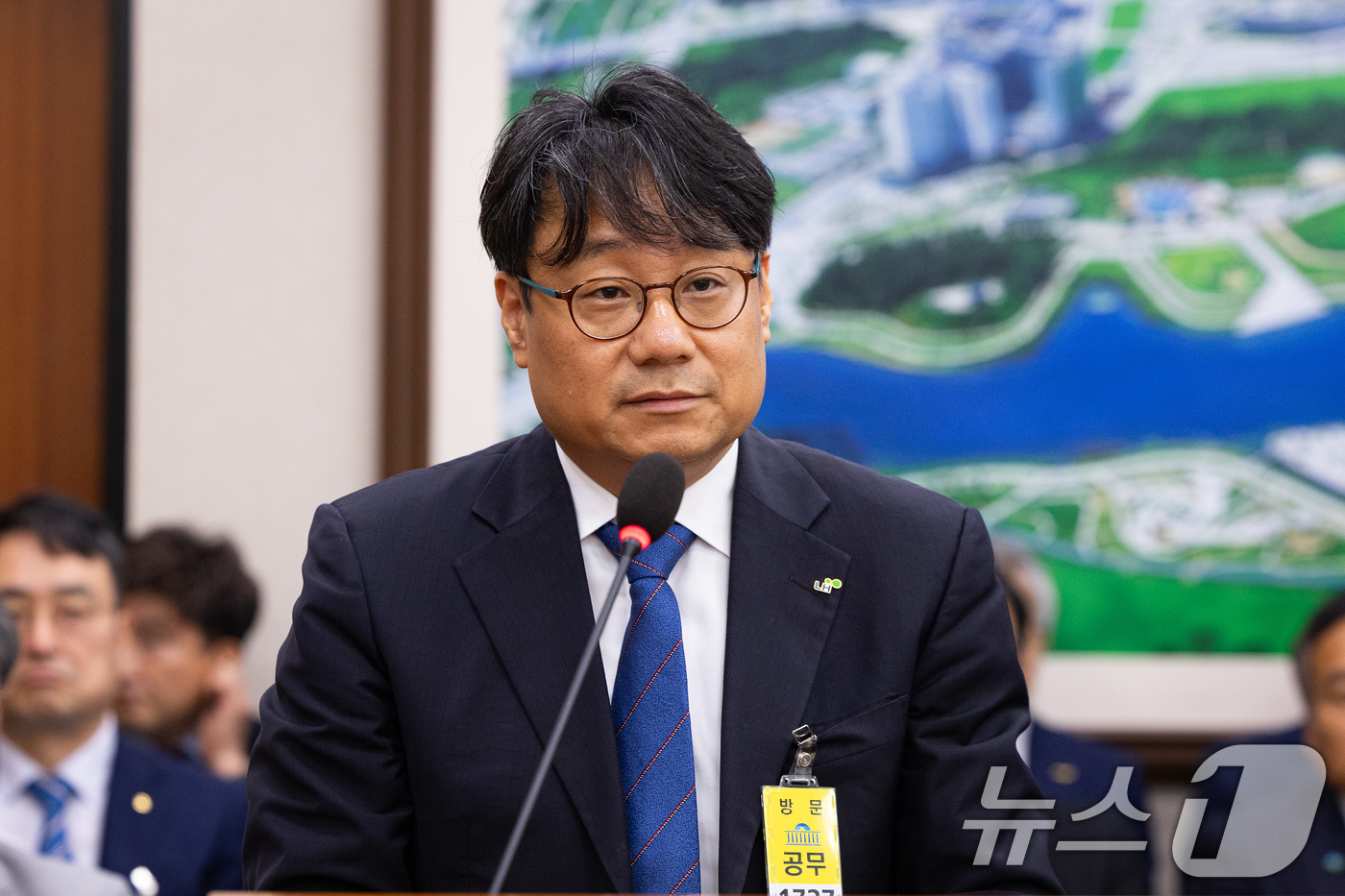 (서울=뉴스1) 유승관 기자 = 이성훈 한국토지주택공사(LH) 사장이 11일 서울 여의도 국회에서 열린 제438회 국회(임시회) 국토교통위원회 제1차 전체회의에 출석해 김은혜 국민 …