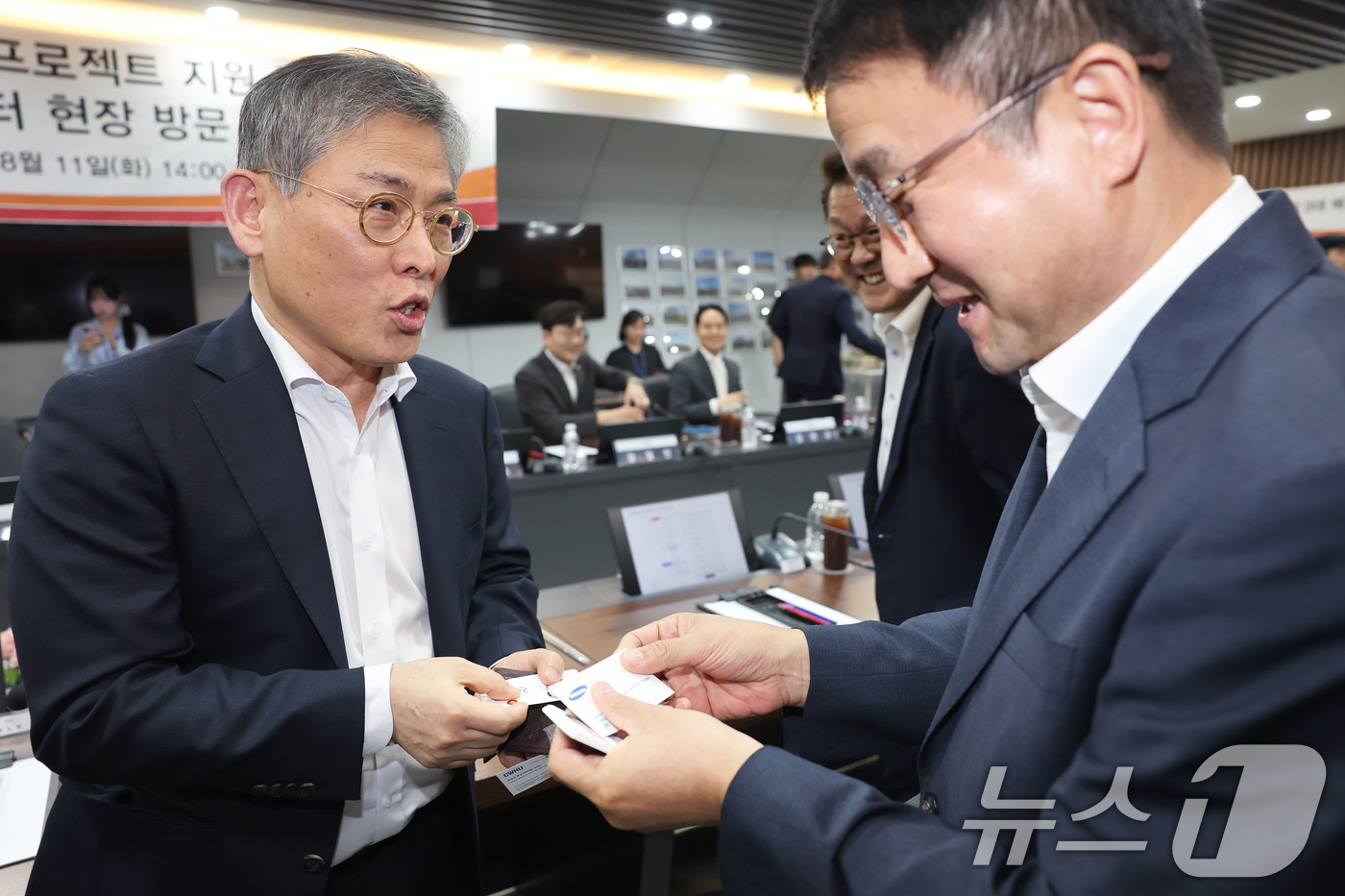 (용인=뉴스1) 국회사진기자단 = 한병도 특위 위원장과 김용관 삼성전자 경영전략총괄 사장이 11일 경기도 용인시 처인구 용인 국가산단에서 열린 3대 메가프로젝트 지원 특위 현장 간 …