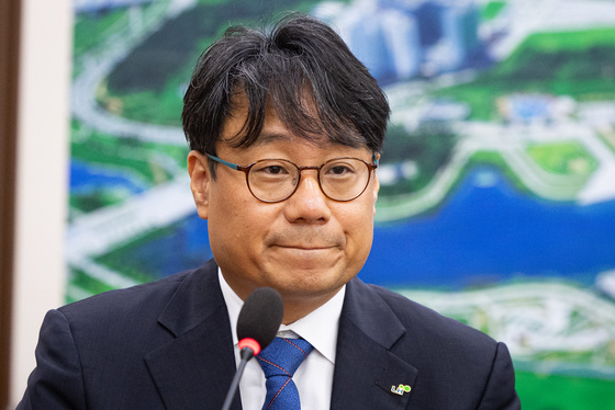 굳은 표정의 이성훈 LH 사장
