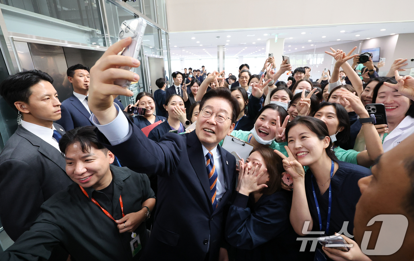 (음성=뉴스1) 이재명 기자 = 이재명 대통령이 11일 충북 음성군 국립소방병원에서 열린 개원식을 마친 후 의료진과 기념촬영을 하고 있다. 2026.8.11/뉴스1