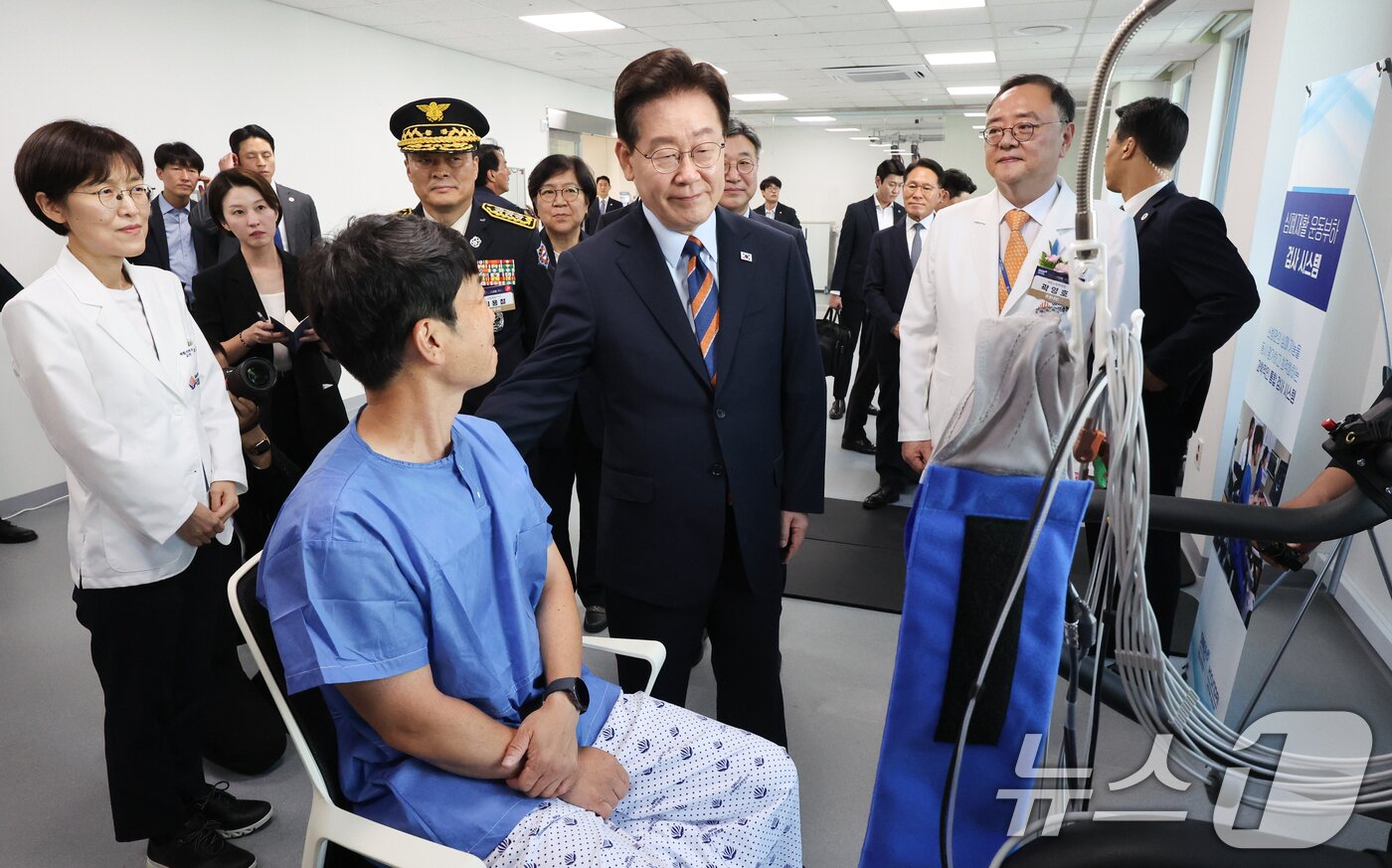 본문 이미지 - 이재명 대통령이 11일 충북 음성군 국립소방병원에서 열린 개원식을 마친 후 재활 과정을 지켜보고 있다. 2026.8.11 ⓒ 뉴스1 이재명 기자
