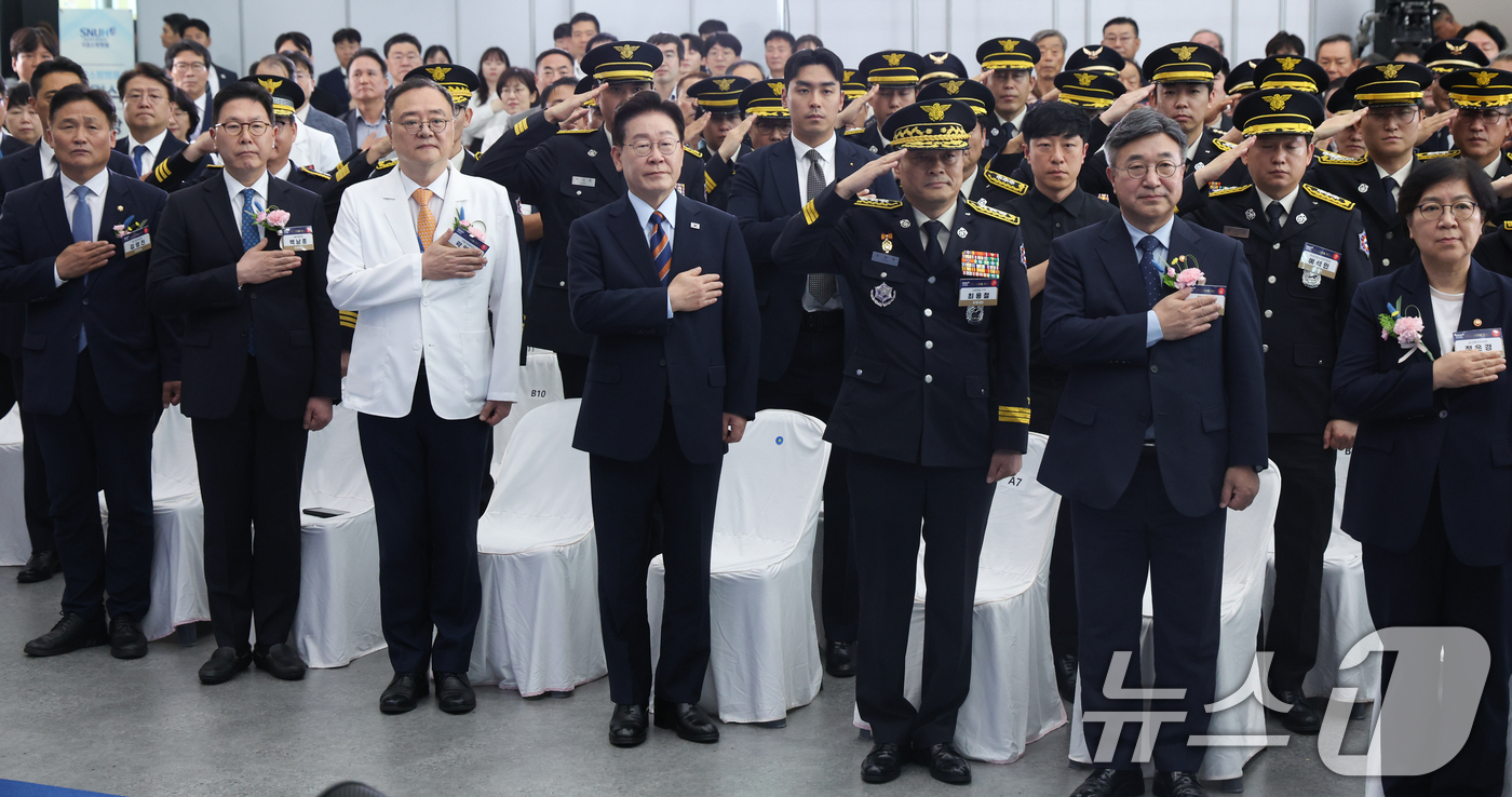 (음성=뉴스1) 이재명 기자 = 이재명 대통령이 11일 충북 음성군 국립소방병원에서 열린 개원식에서 국민의례를 하고 있다. 2026.8.11/뉴스1