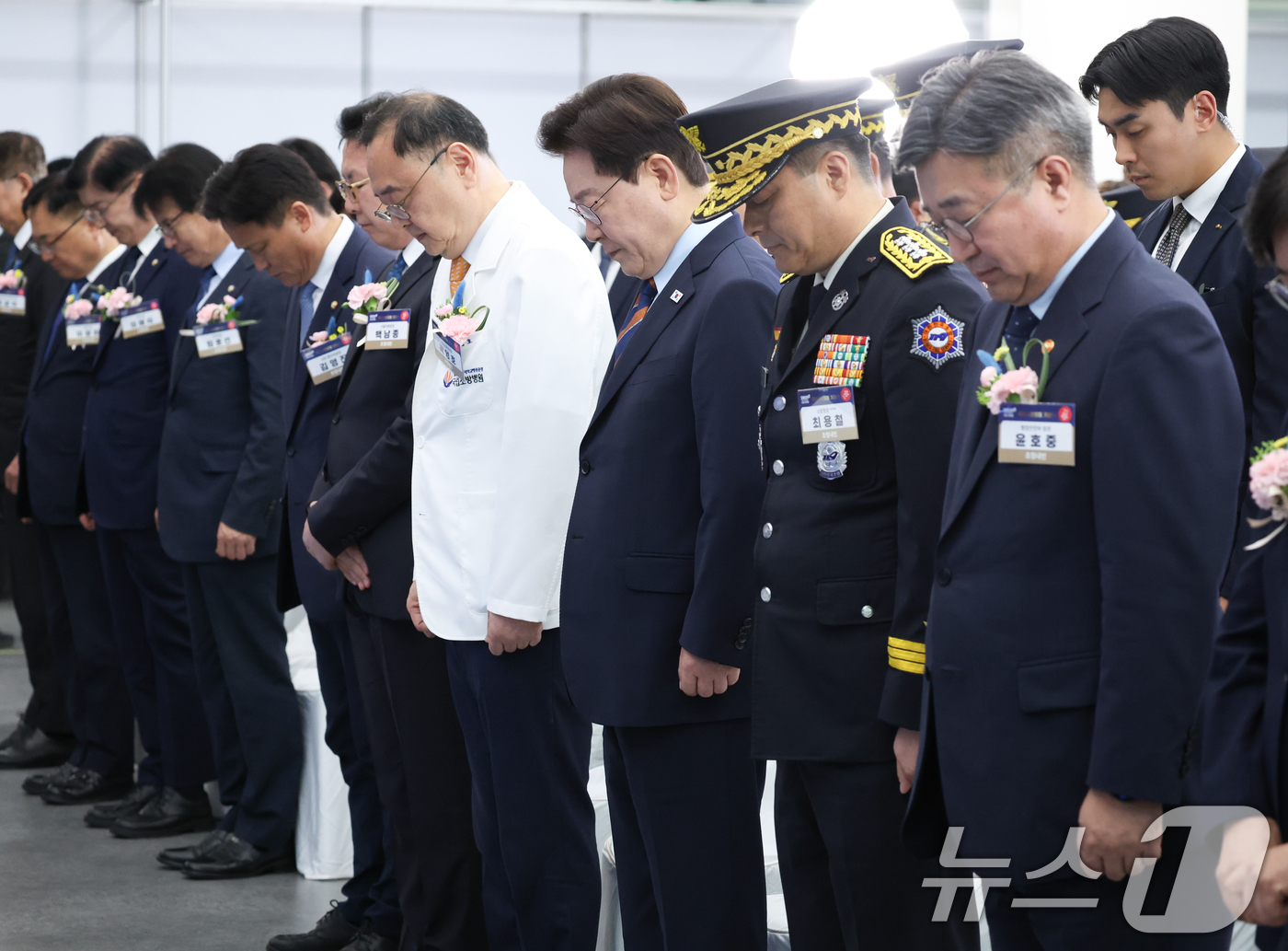 (음성=뉴스1) 이재명 기자 = 이재명 대통령이 11일 충북 음성군 국립소방병원에서 열린 개원식에서 묵념하고 있다. 2026.8.11/뉴스1