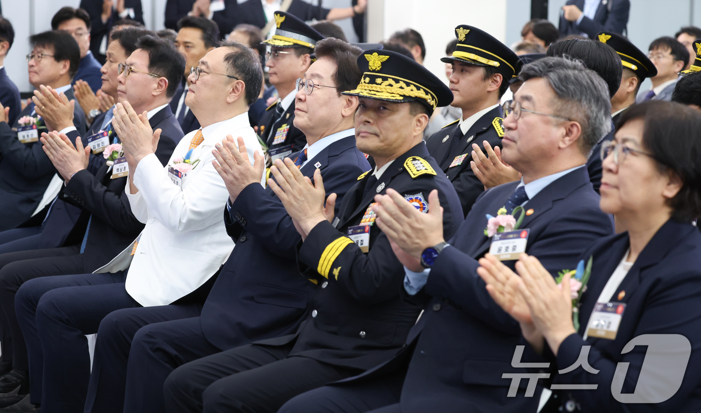(음성=뉴스1) 이재명 기자 = 이재명 대통령이 11일 충북 음성군 국립소방병원에서 열린 개원식에서 박수를 치고 있다. 2026.8.11/뉴스1