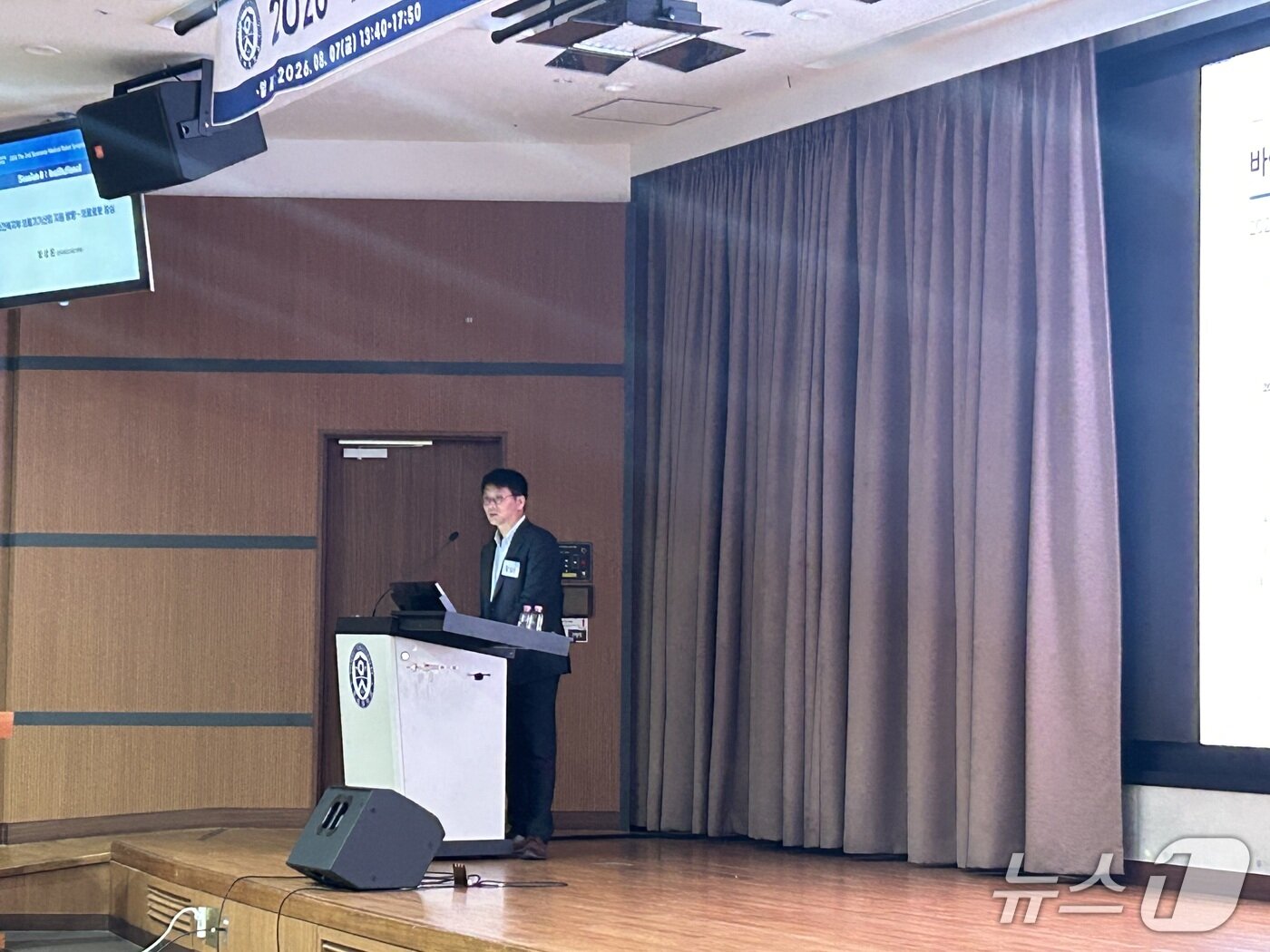 본문 이미지 - 지난 7일 세브란스병원에서 열린 제2회 세브란스 의료로봇 심포지엄에서 발표 중인 황성은 한국보건산업진흥원 의료기기화장품사업단장. ⓒ 뉴스1 문대현 기자 