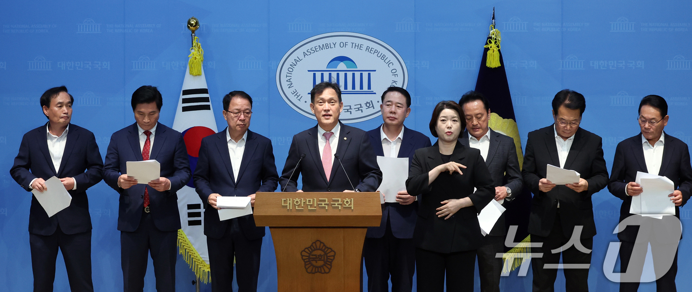 (서울=뉴스1) 황기선 기자 = 국민의힘 김태규 의원과 원외당협위원장들이 11일 오후 서울 여의도 국회에서 육·해·공군 사관학교 통합 반대 기자회견을 하고 있다. 2026.8.11 …