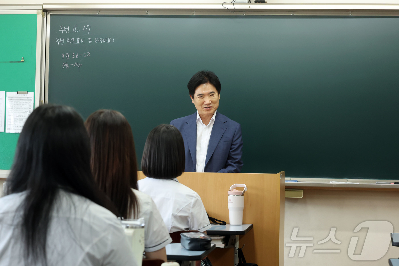 (광주=뉴스1) 조수민 기자 = 2027학년도 대학수학능력시험이 100일 앞으로 다가온 11일 전남광주통합특별시 서구 쌍촌동 상일여자고등학교를 방문한 김대중 전남광주통합특별시 교육 …