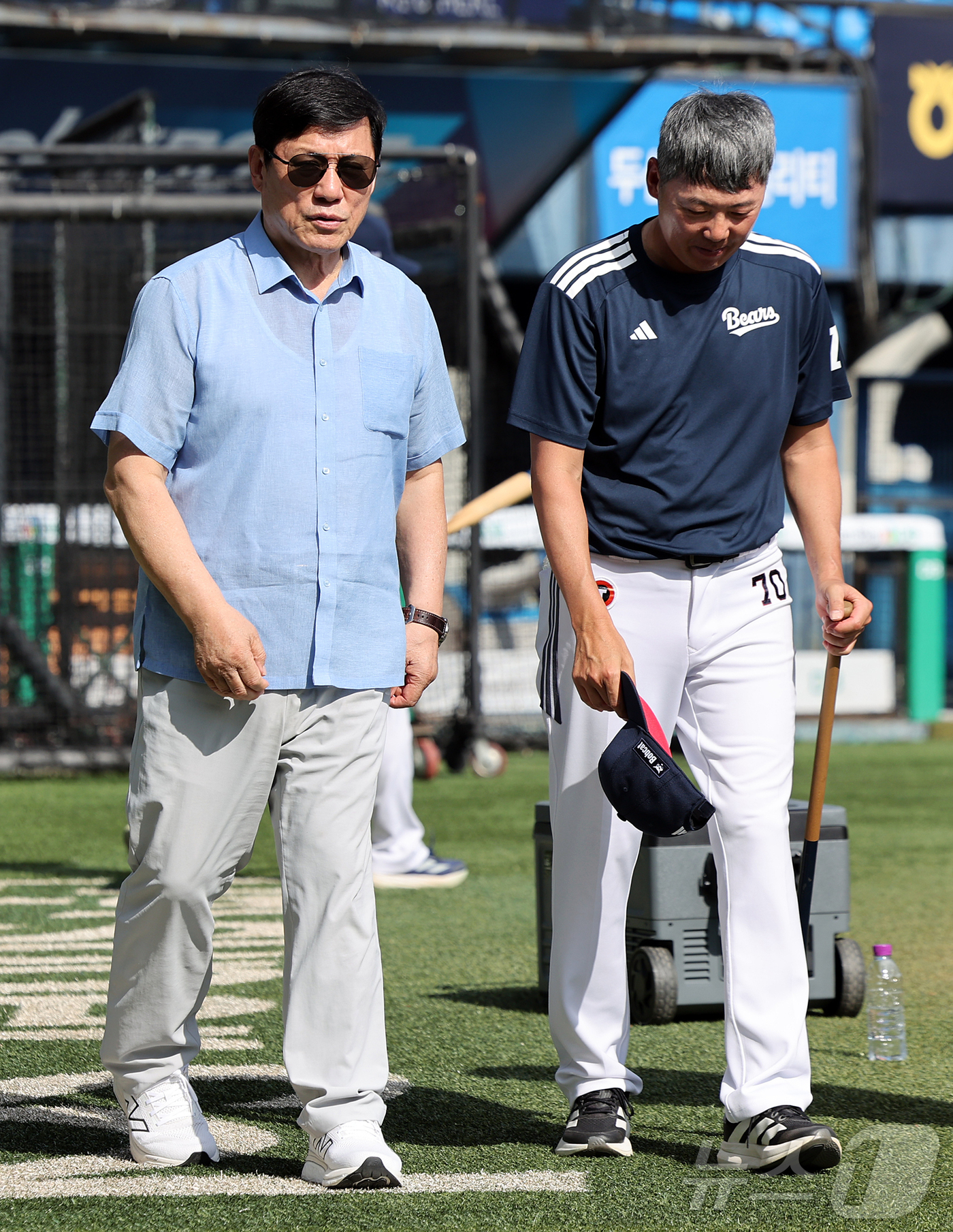 (서울=뉴스1) 김진환 기자 = 허구연 KBO 총재가 11일 오후 서울 송파구 잠실야구장을 찾아 김원형 두산 베어스 감독과 대화를 나누고 있다.지난 주말 폭염으로 중단됐던 KBO리 …