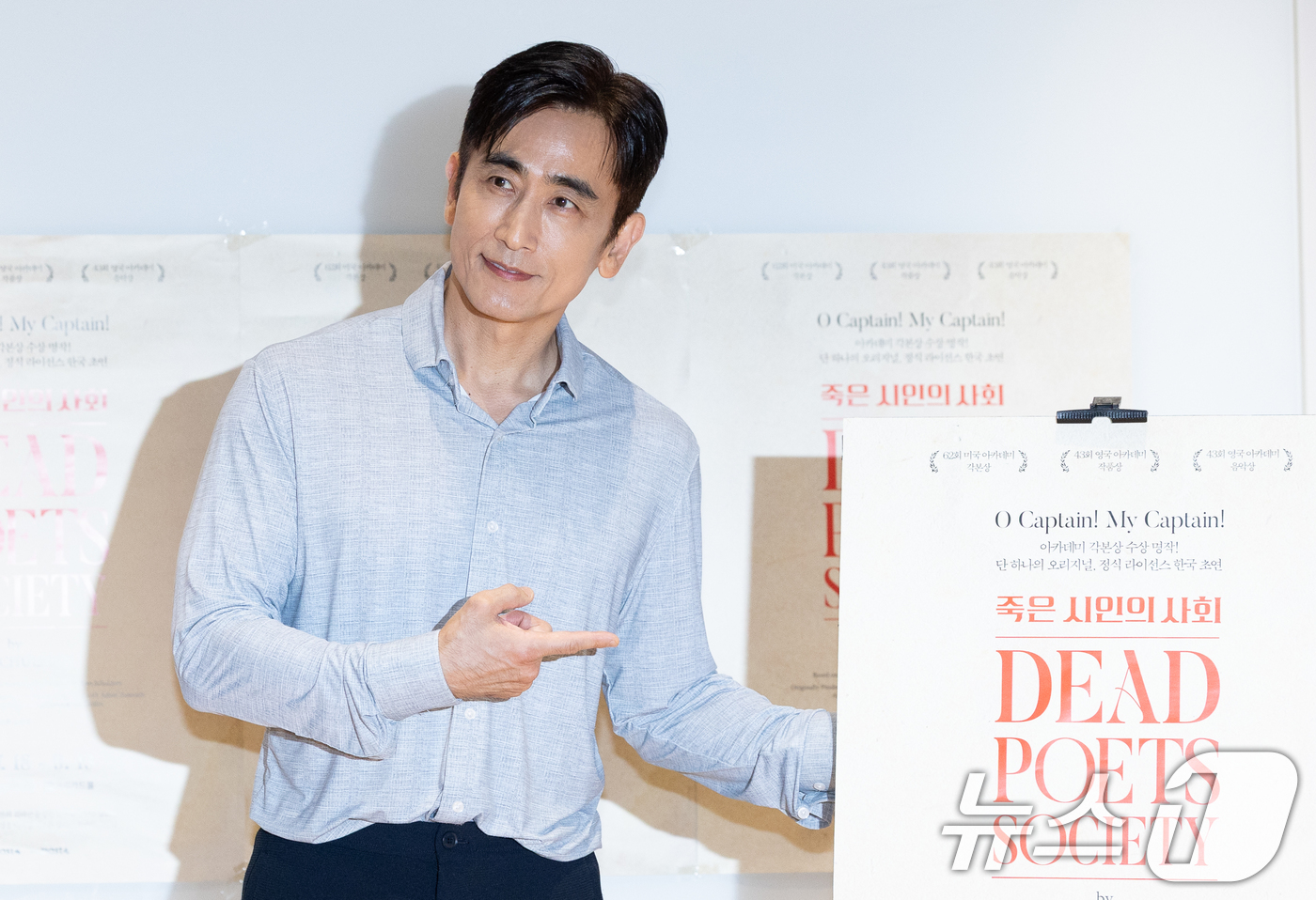(서울=뉴스1) 안은나 기자 = 배우 차인표가 11일 오후 서울 종로구 NOL씨어터에서 열린 연극 '죽은 시인의 사회' 기자간담회에 참석해 포토타임을 갖고 있다.톰 슐만의 동명 극 …