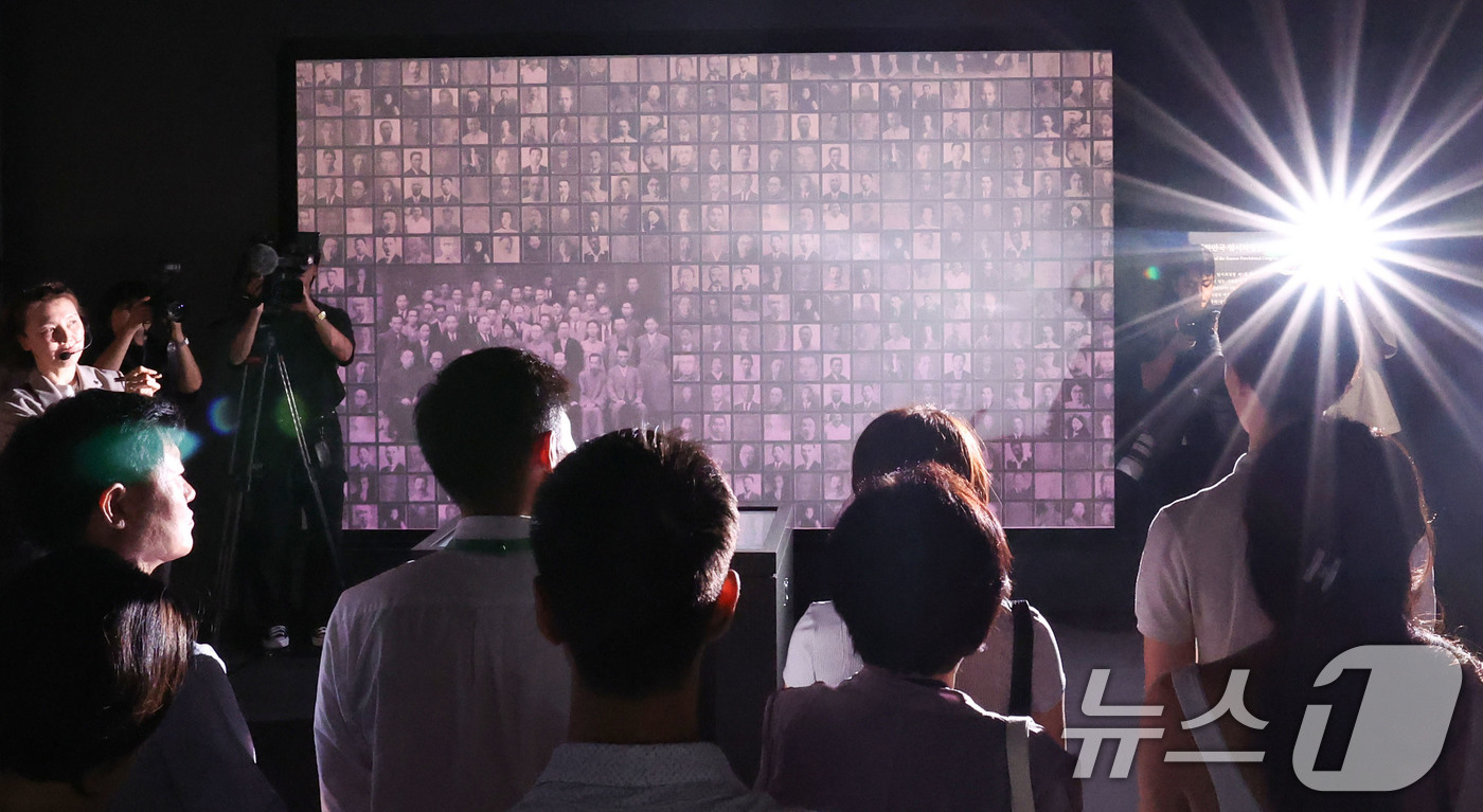 (서울=뉴스1) 이종수 기자 = 허위·최재형 선생 등 국외 거주 독립유공자의 후손들이 11일 오후 서울 서대문구 국립대한민국임시정부기념관을 찾아 전시를 관람하고 있다. 2026.8 …