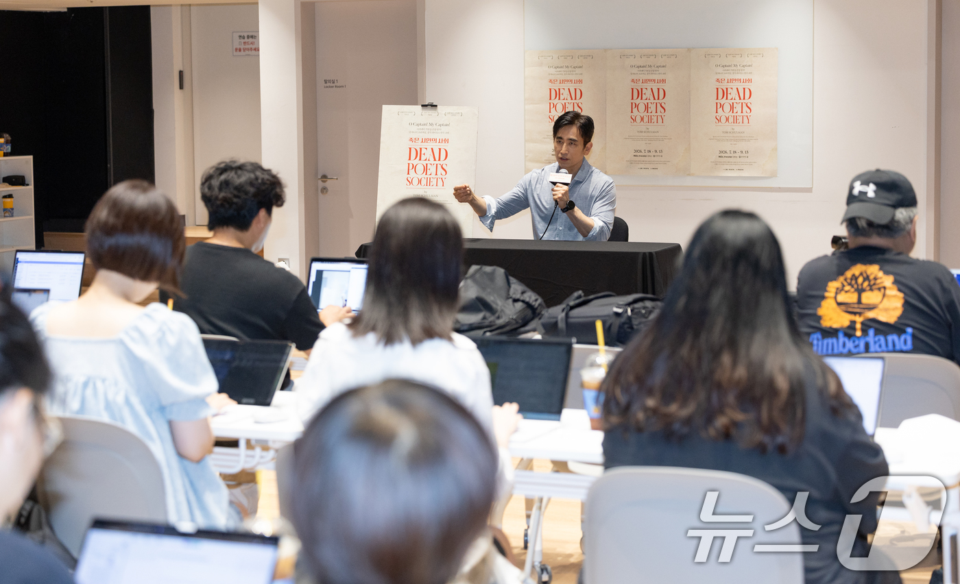(서울=뉴스1) 안은나 기자 = 배우 차인표가 11일 오후 서울 종로구 NOL씨어터에서 열린 연극 '죽은 시인의 사회' 기자간담회에 참석해 취재진 질문에 답하고 있다.톰 슐만의 동 …