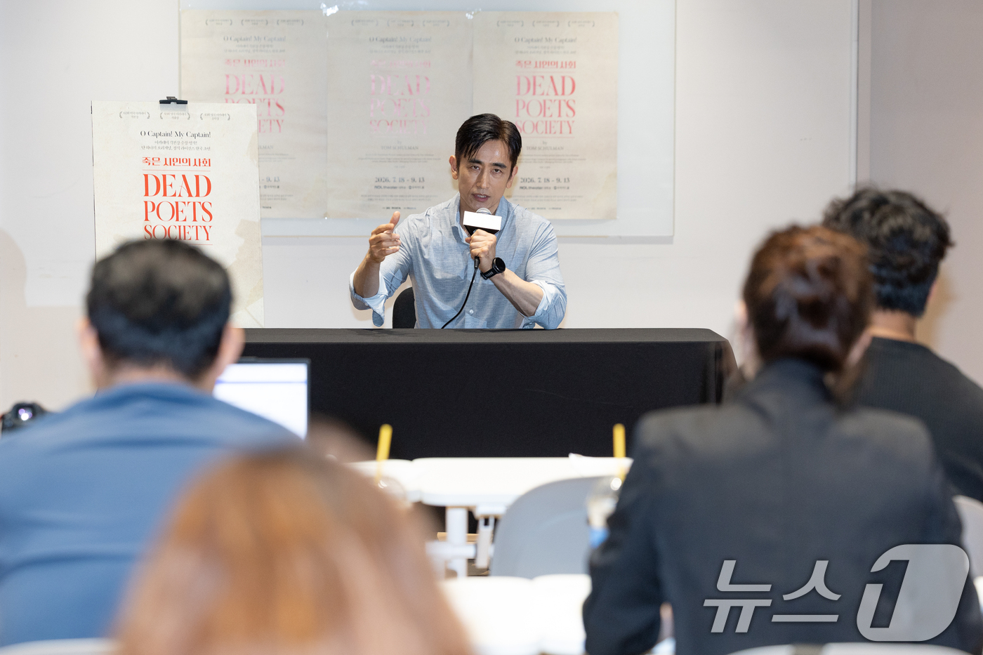 (서울=뉴스1) 안은나 기자 = 배우 차인표가 11일 오후 서울 종로구 NOL씨어터에서 열린 연극 '죽은 시인의 사회' 기자간담회에 참석해 취재진 질문에 답하고 있다.톰 슐만의 동 …