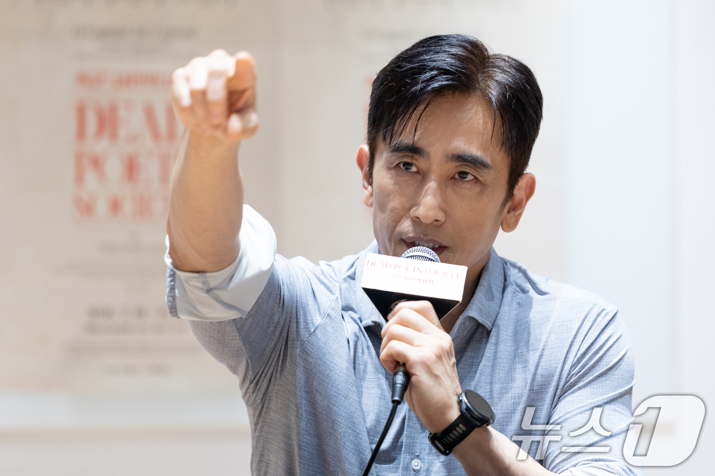 (서울=뉴스1) 안은나 기자 = 배우 차인표가 11일 오후 서울 종로구 NOL씨어터에서 열린 연극 '죽은 시인의 사회' 기자간담회에 참석해 취재진 질문에 답하고 있다.톰 슐만의 동 …