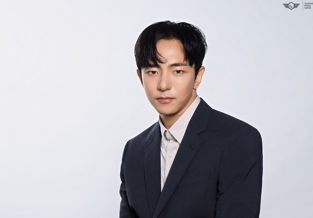 '토니상 6관왕' 박천휴 작가, 류승룡·김무열 소속사로…프레인TPC 전속계약