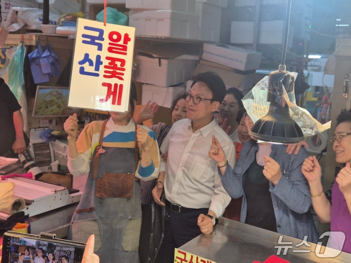 본문 이미지 - 김민석 더불어민주당 당대표 후보가 11일 오후 서울 서울 송파구 가락몰을 찾은 모습. 2026.8.11 ⓒ 뉴스1 남해인 기자