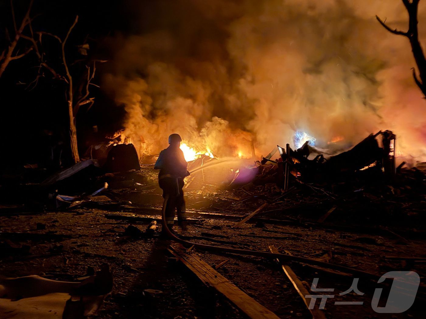 (자포리자 AFP=뉴스1) 김우진 수습기자 = 우크라이나 구조대원이 11일(현지시간) 러시아군의 공격을 받은 우크라이나 자포리자 현장에서 작업하고 있다. 2026.08.11.ⓒ A …