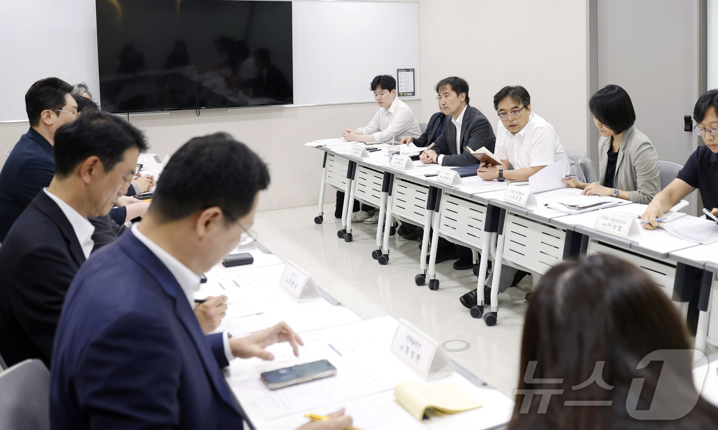 (서울=뉴스1) = 박정성 산업통상부 통상차관보가 11일 서울 중구 대한상공회의소에서 열린 '미국 폴리실리콘 232조 관세 관련 합동 대책회의'에서 발언하고 있다. (산업통상부 제 …
