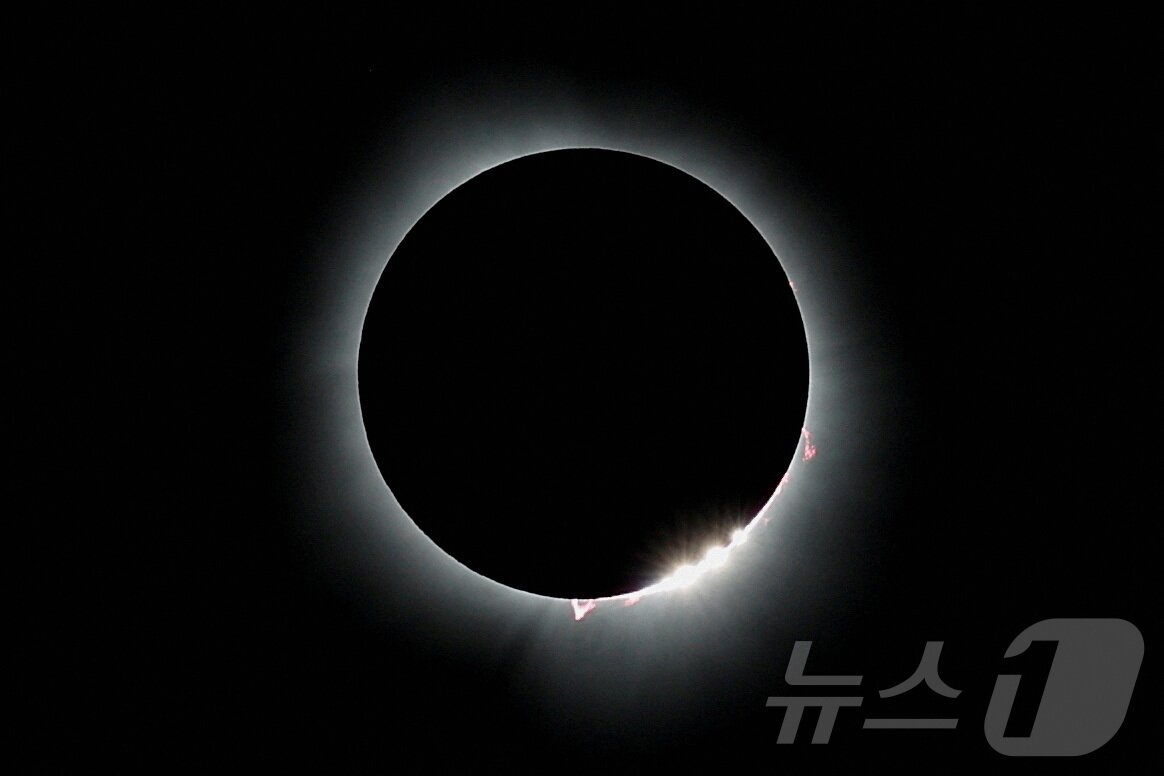 본문 이미지 - 2024년 4월 미국 일리노이주에서 관측된 개기일식. ⓒ 로이터=뉴스1