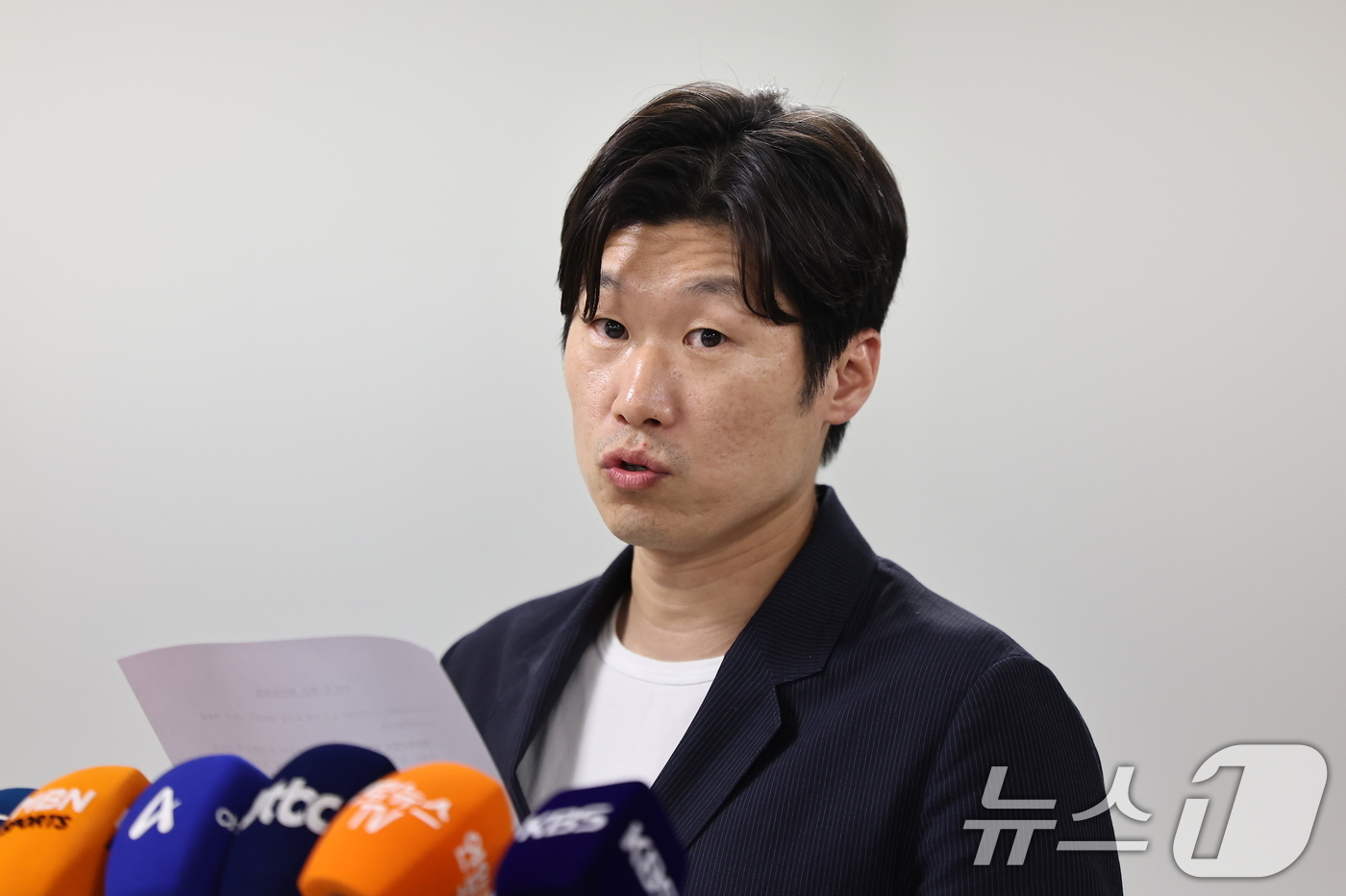 (서울=뉴스1) 김도우 기자 = 박지성 K-축구혁신위원회 공동위원장이 11일 서울시 종로구 국립현대미술관 사무동에서 열린 K-축구 혁신위원회 6차 회의를 마친 뒤 브리핑을 하고 있 …