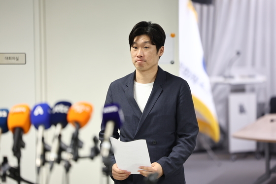 브리핑 위해 이동하는 박지성 공동위원장