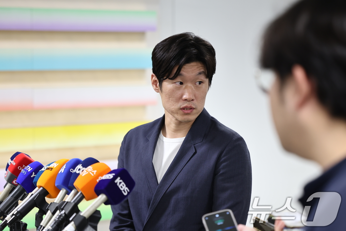 (서울=뉴스1) 김도우 기자 = 박지성 K-축구혁신위원회 공동위원장이 11일 서울시 종로구 국립현대미술관 사무동에서 열린 K-축구 혁신위원회 6차 회의를 마친 뒤 취재진의 질문을 …