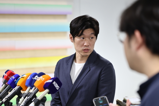취재진 질문 듣는 박지성 공동위원장