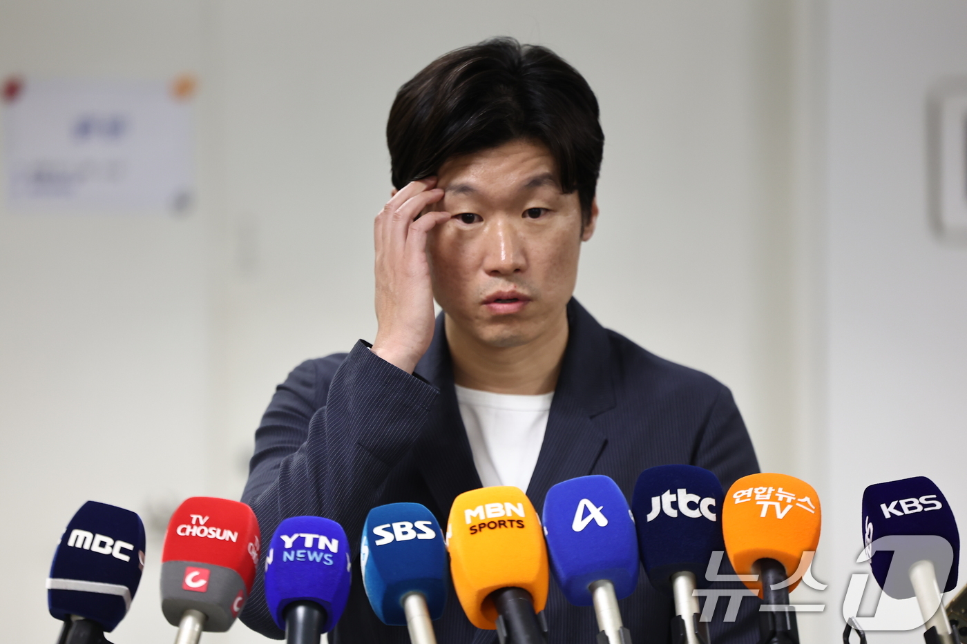 (서울=뉴스1) 김도우 기자 = 박지성 K-축구혁신위원회 공동위원장이 11일 서울시 종로구 국립현대미술관 사무동에서 열린 K-축구 혁신위원회 6차 회의를 마친 뒤 브리핑을 하고 있 …