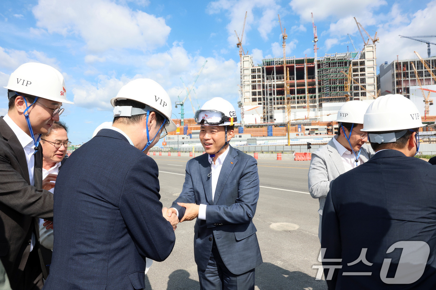 (용인=뉴스1) 국회사진기자단 = 곽노정 SK하이닉스 CEO가 11일 경기도 용인시 처인구 원삼면 일대에 건설중인 반도체 팹을 방문한 더불어민주당 3대 메가프로젝트 지원 특별위원회 …