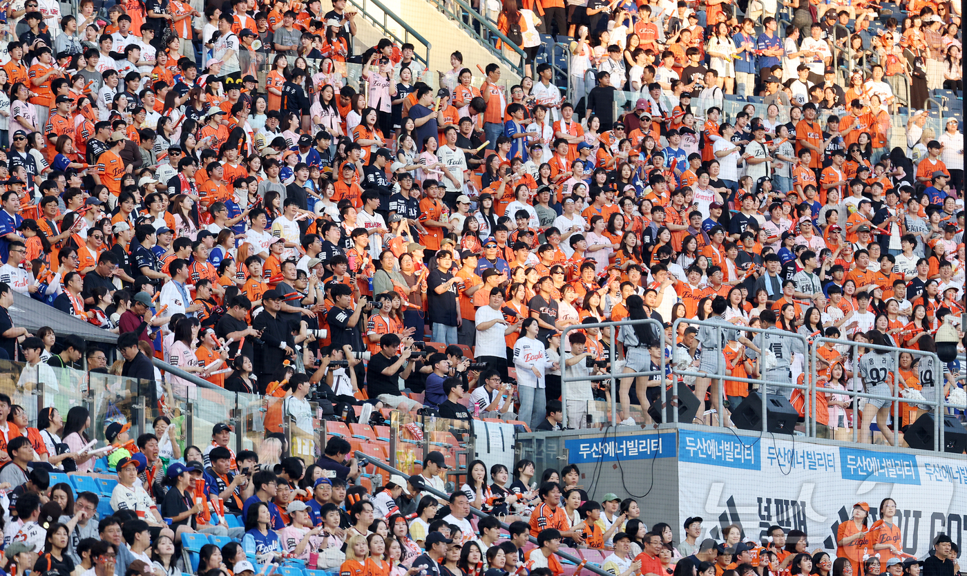 (서울=뉴스1) 김진환 기자 = 11일 오후 서울 송파구 잠실야구장에서 열린 프로야구 '2026 신한은행 SOL KBO리그' 한화 이글스와 두산 베어스의 경기, 3루 한화 응원단이 …