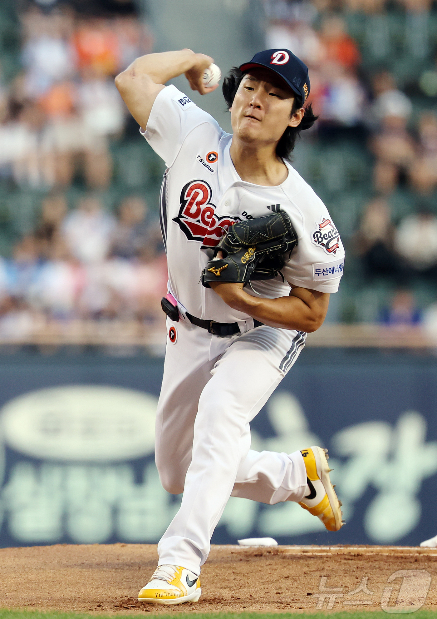 (서울=뉴스1) 김진환 기자 = 11일 오후 서울 송파구 잠실야구장에서 열린 프로야구 '2026 신한은행 SOL KBO리그' 한화 이글스와 두산 베어스의 경기, 두산 선발 곽빈이 …