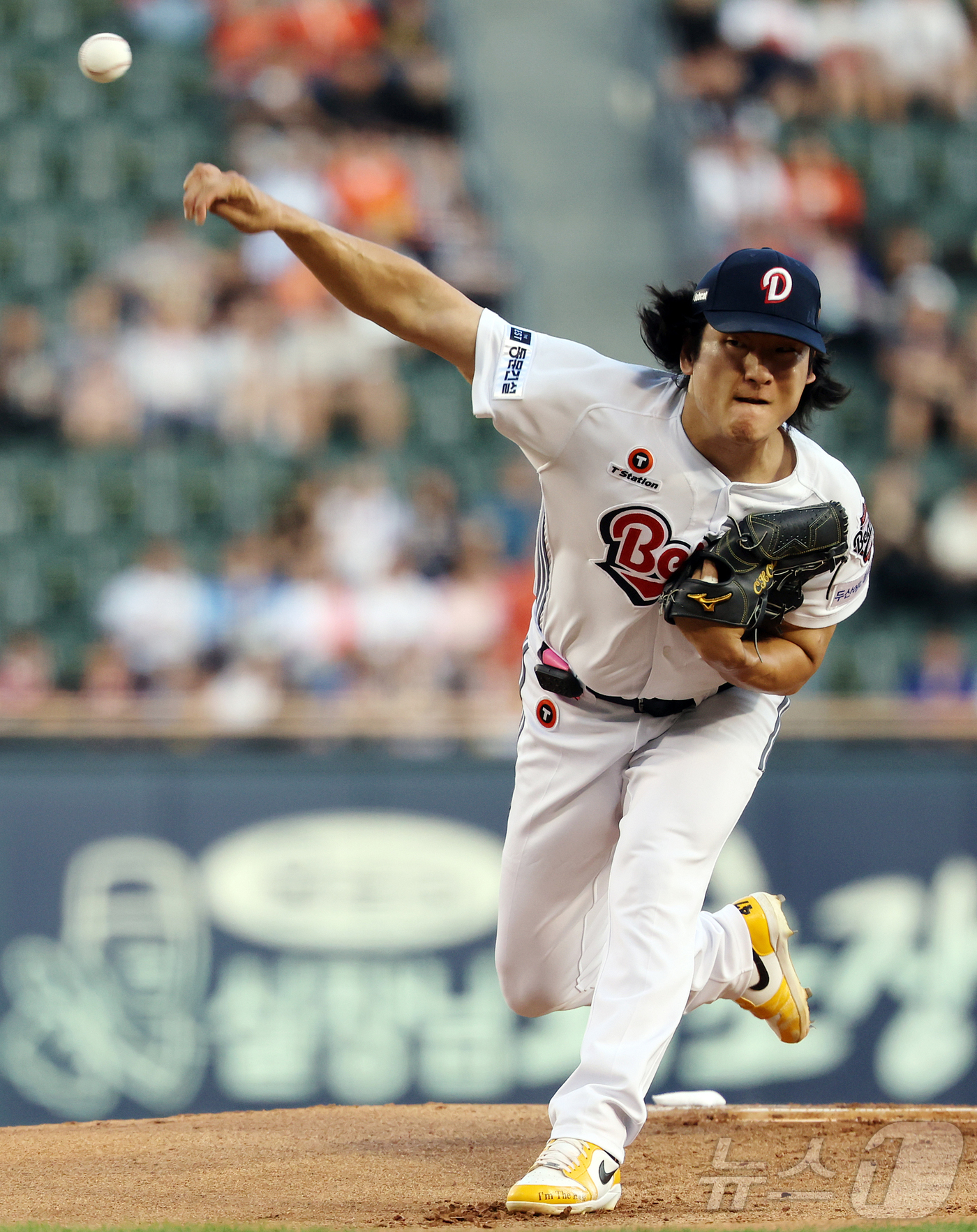 (서울=뉴스1) 김진환 기자 = 11일 오후 서울 송파구 잠실야구장에서 열린 프로야구 '2026 신한은행 SOL KBO리그' 한화 이글스와 두산 베어스의 경기, 두산 선발 곽빈이 …